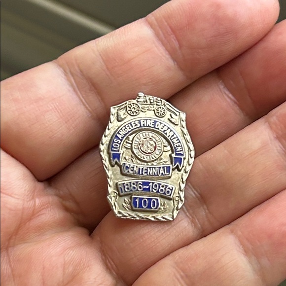 🖤1886-1986 LOS ANGELES FIRE DEPARTMENT CENTENNIAL lapel pin - Picture 6 of 7